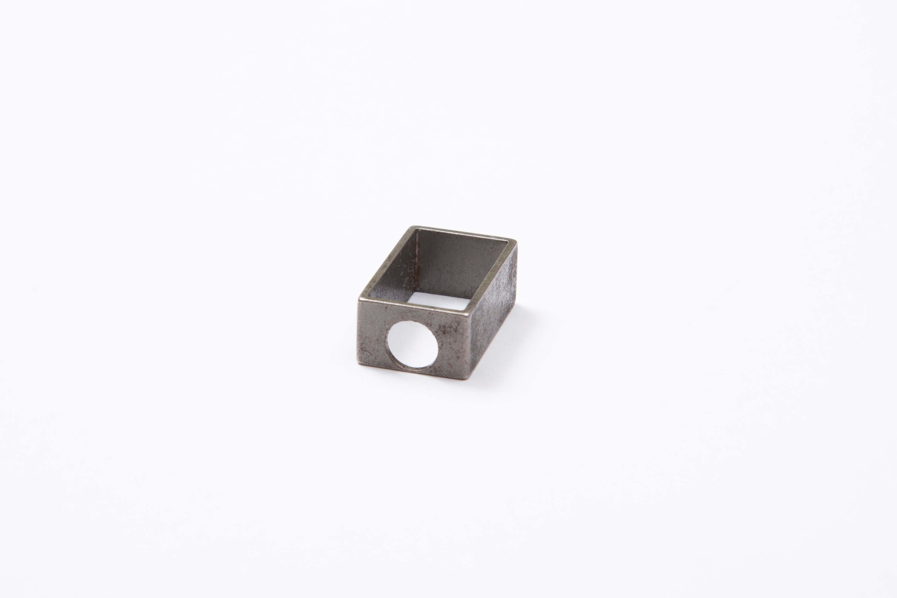 金属プレス加工製品10