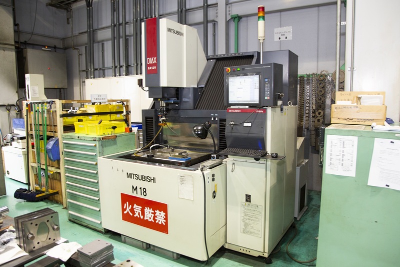 NC放電加工機・細穴放電加工機