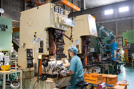 単発プレス（150t〜60t）